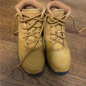 Nike boot size 2 big kids boy